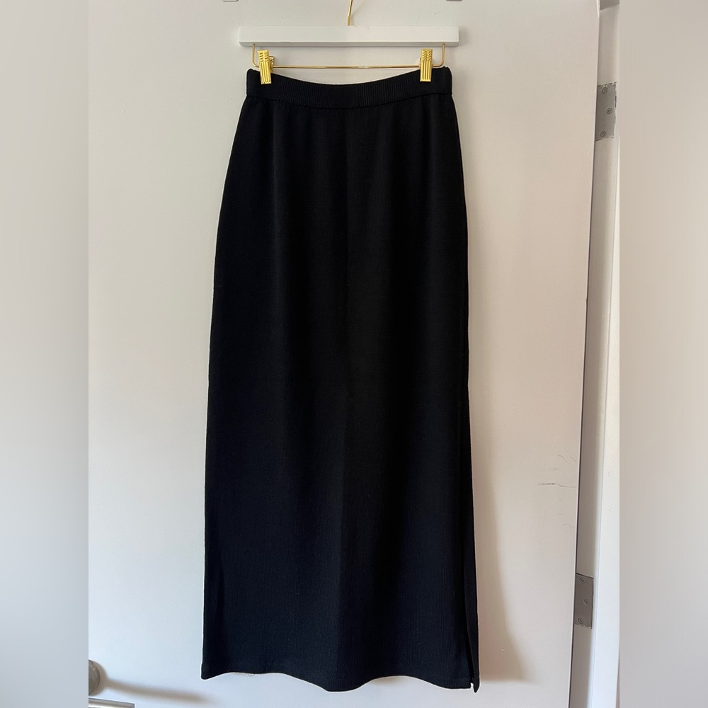 St. John Basic Classic Black Wool Skirt - Picture 2 of 10